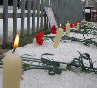 Акция памяти Милошевича. Возложение цветов к посольству Югославии