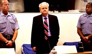 Слободан Милошевич перед гаагским судилищем. Сайт памяти Слободана Милошевича www.slobodan-memoria.narod.ru