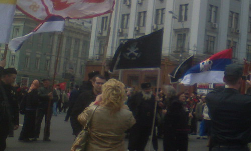 Сербские знамена на демонстрации 9 Мая