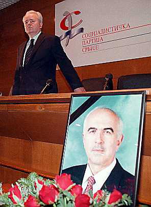 Слободан Милошевич на похоронах Зорана Соколовича