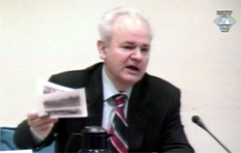 С.Милошевич показывает фотографии натовских преступлений