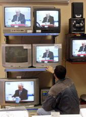 Народ Сербии смотрит выступления С.Милошевича в Гааге