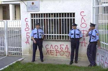 На стенах белградской тюрьмы народ выразил Слободану поддержку 