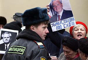 У американского посольства, несанкционированный митинг 13 марта 2006 г. Памяти Слободана Милошевича
