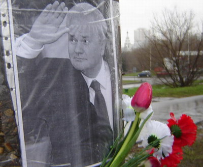 Возложение цветов к посольству Югославии на 40 дней гибели С.Милошевича, 