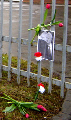 Возложение цветов к посольству Югославии на 40 дней гибели С.Милошевича, 
