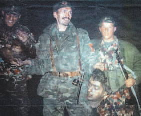 Косово, апрель 1999 года. Албанские боевики с «трофеем» —  отрезанной головой пленного серба 